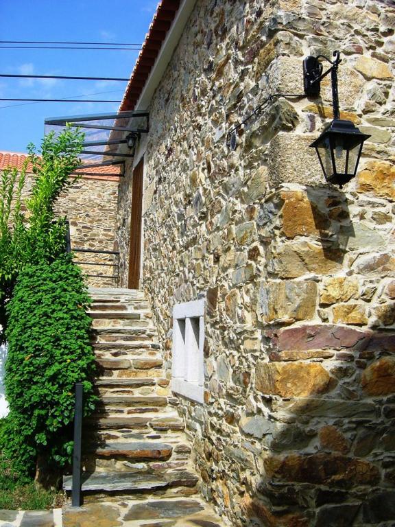 um edifcio de pedra com uma janela do lado em Casa Santa Catarina em Penha Garcia