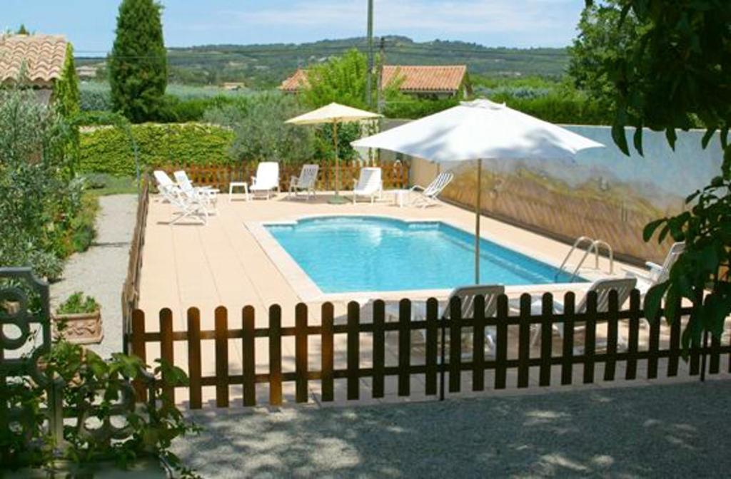 สระว่ายน้ำที่อยู่ใกล้ ๆ หรือใน Maison de 2 chambres avec piscine partagee jardin clos et wifi a Vaison la Romaine