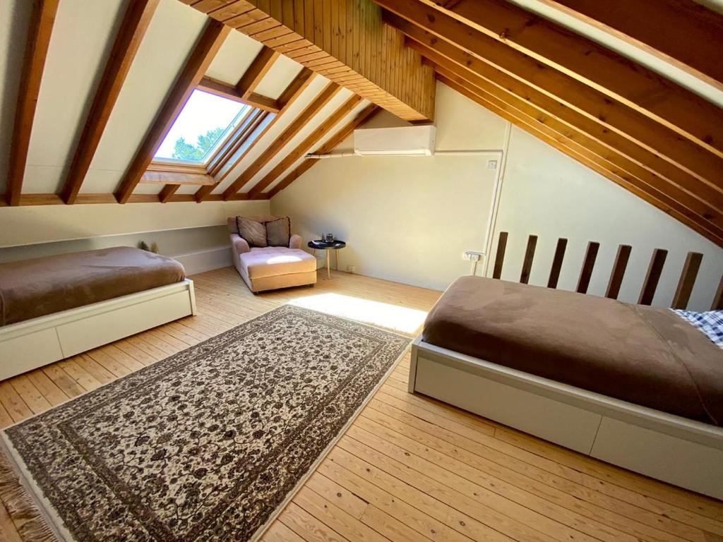 Giường trong phòng chung tại Cozy mountain apartment in Platres