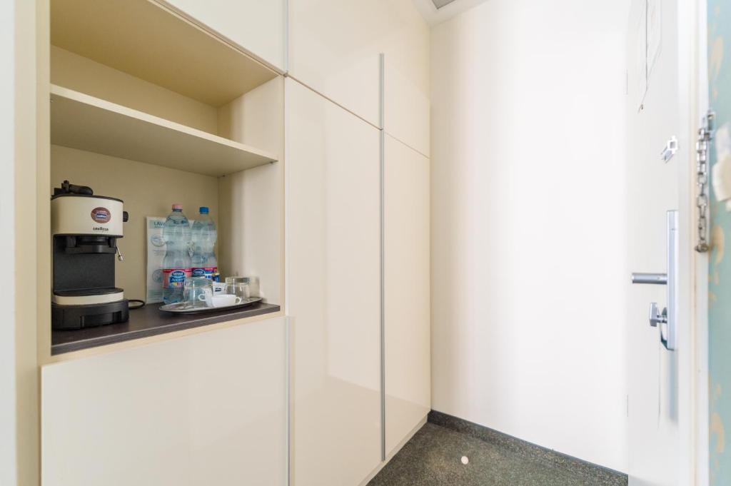 A kitchen or kitchenette at La Prima Fashion Hotel Budapest