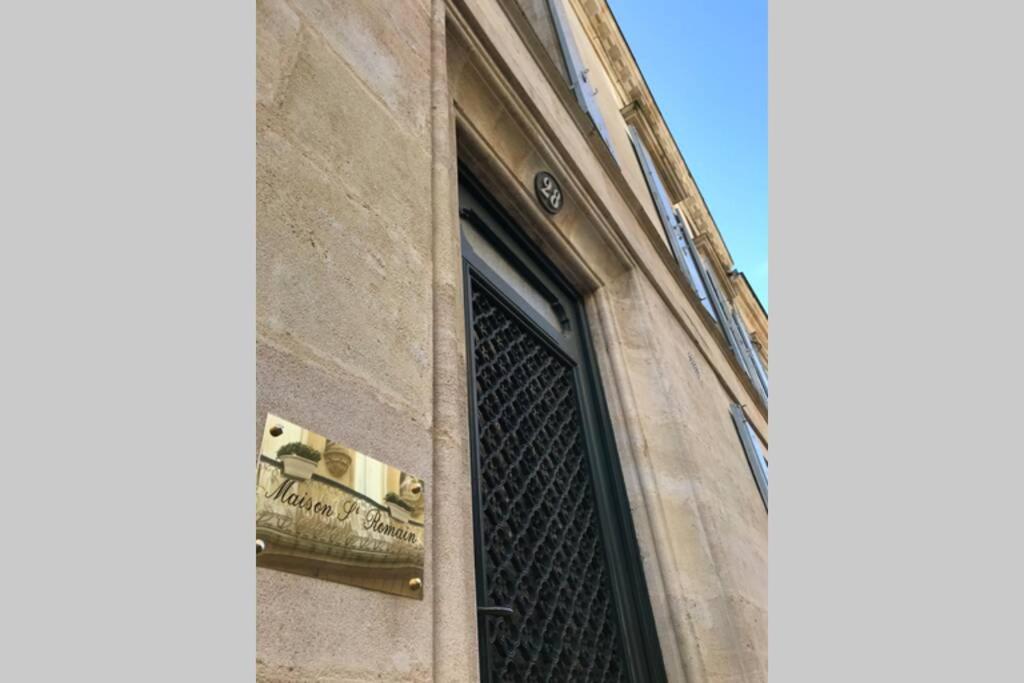 una ventana en el lateral de un edificio en Maison St Romain Blaye en Blaye