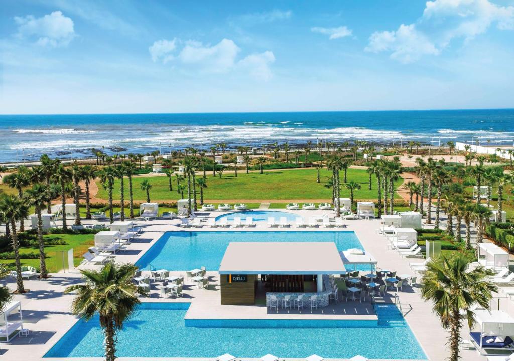 een luchtzicht op een resort met een zwembad en de oceaan bij The View Bouznika in Bouznika