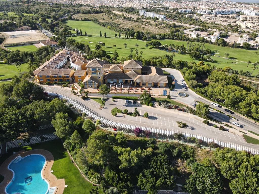 eine Luftansicht eines Resorts mit Pool in der Unterkunft Hotel Golf Campoamor in Dehesa de Campoamor