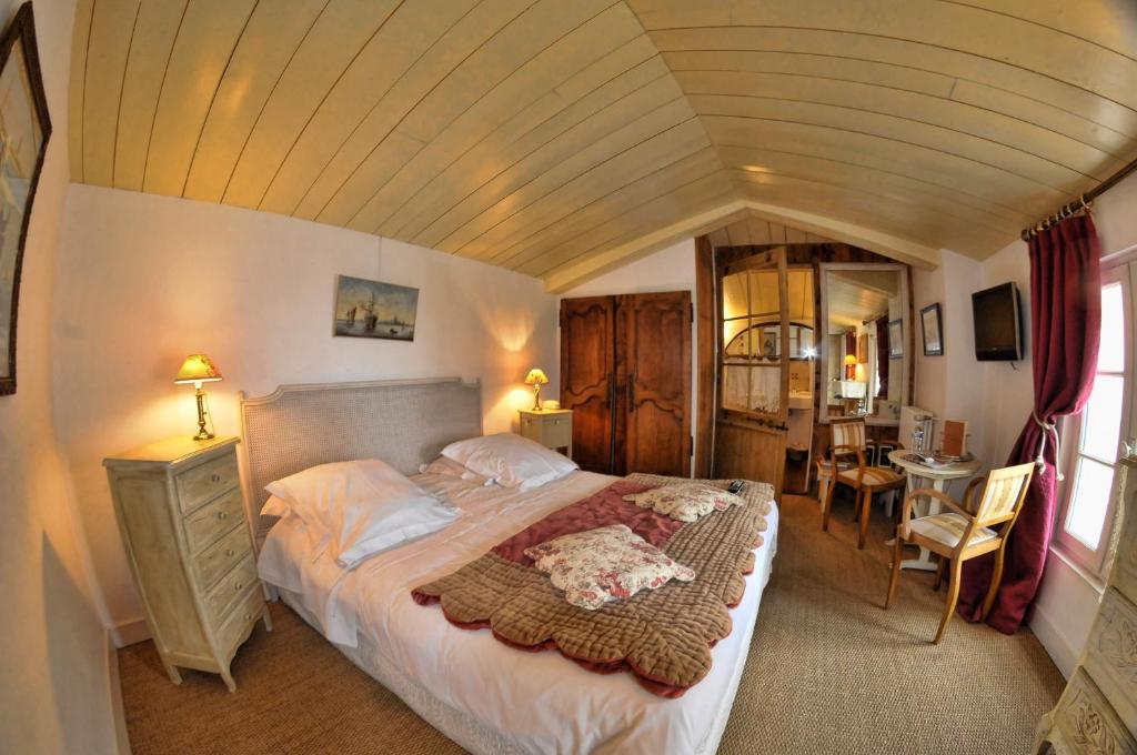 サン・マルタン・ド・レにあるル コープ ドゥ ガルデのベッドルーム1室(大型ベッド1台付)