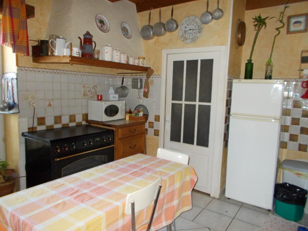 Kitchen o kitchenette sa A L&#39;Antan - La Ferme D&#39;Octave