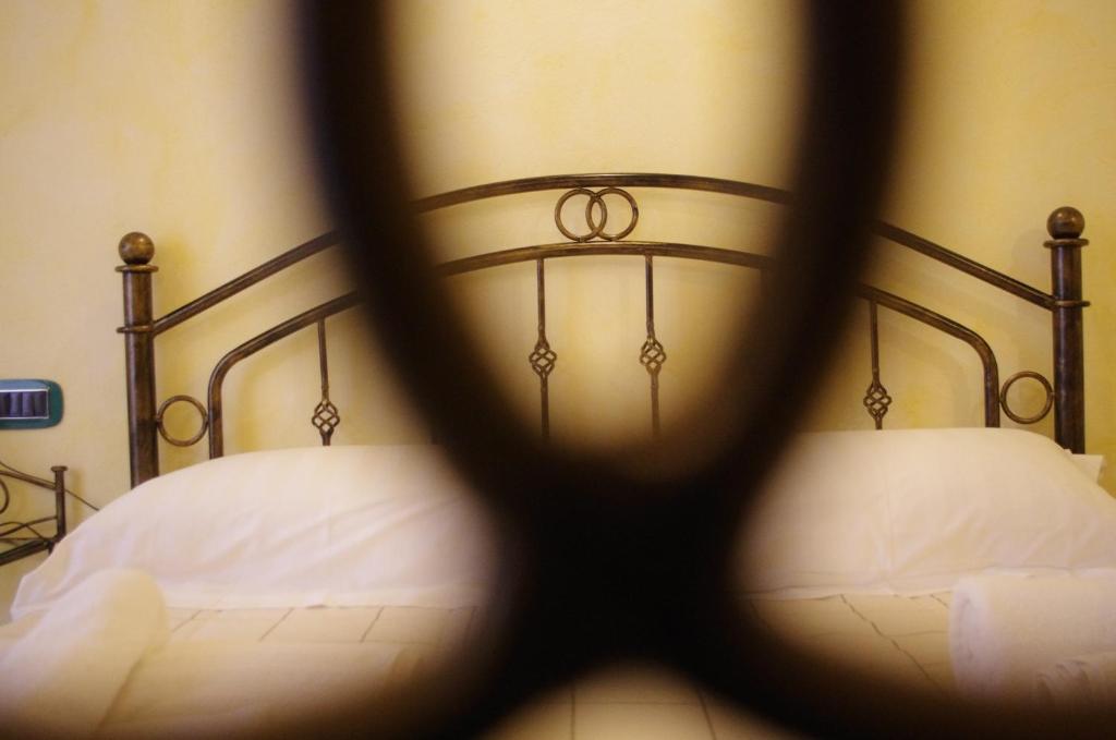 Postel nebo postele na pokoji v ubytování Casa De Ajala - B&B de Charme in Antica Dimora totalmente ristrutturata e dotata di tutti i confort Bagni privati Spazio living Patio esterno Ambienti climatizzati Degustazioni prodotti locali
