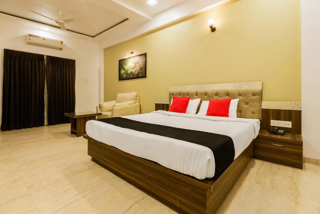 Uma cama ou camas num quarto em Hotel Om Inn - Talegaon Dabhade