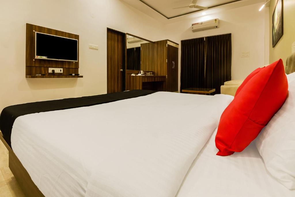 Hotel Om Inn - Talegaon Dabhade - Deluxe Room