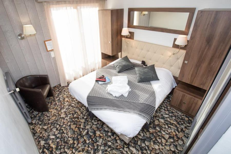 Postel nebo postele na pokoji v ubytování ALPINA LODGE VANOISE ex hotel du soleil