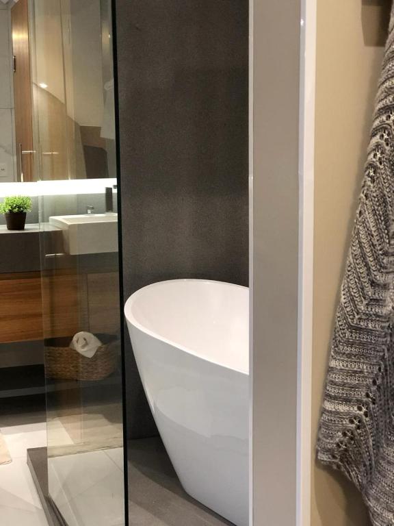 Apartamento de Cobertura Frente ao Lago  Apartamento de Cobertura Frente ao Lago