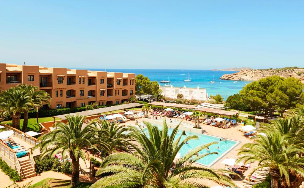 vista su un resort con piscina e spiaggia di Insotel Club Tarida Playa a Cala Tarida