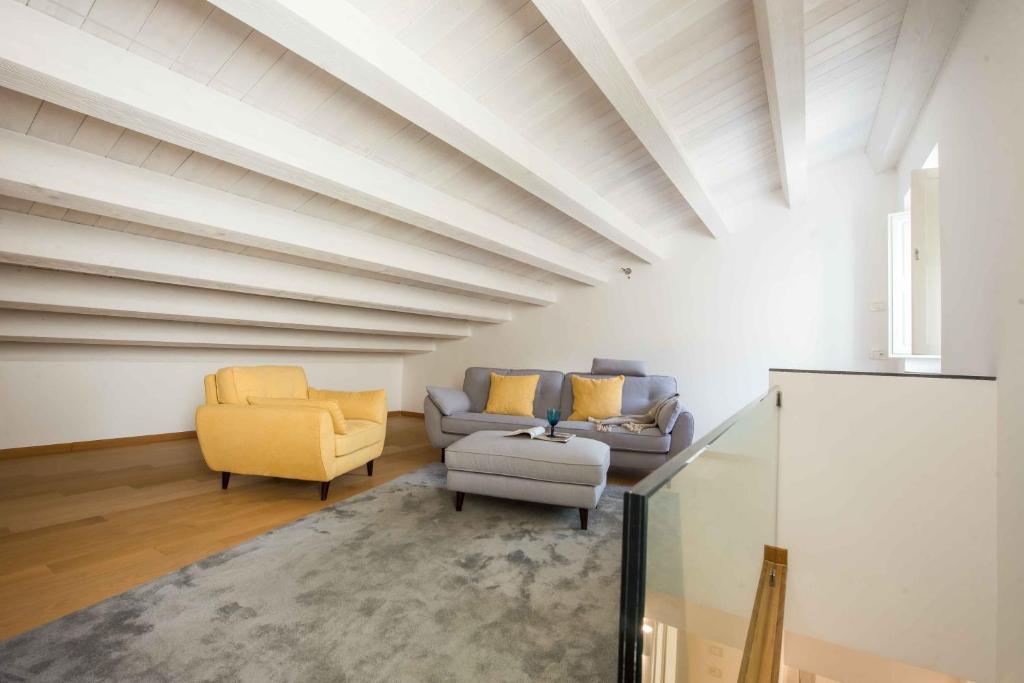 Posedenie v ubytovaní Magione Apartment with Terrace by Wonderful Italy