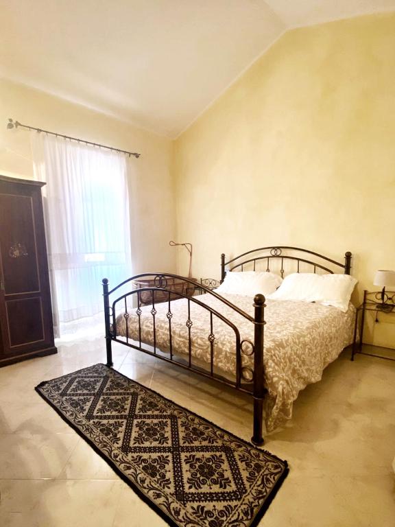 Postel nebo postele na pokoji v ubytování Casa De Ajala - B&B de Charme in Antica Dimora totalmente ristrutturata e dotata di tutti i confort Bagni privati Spazio living Patio esterno Ambienti climatizzati Degustazioni prodotti locali