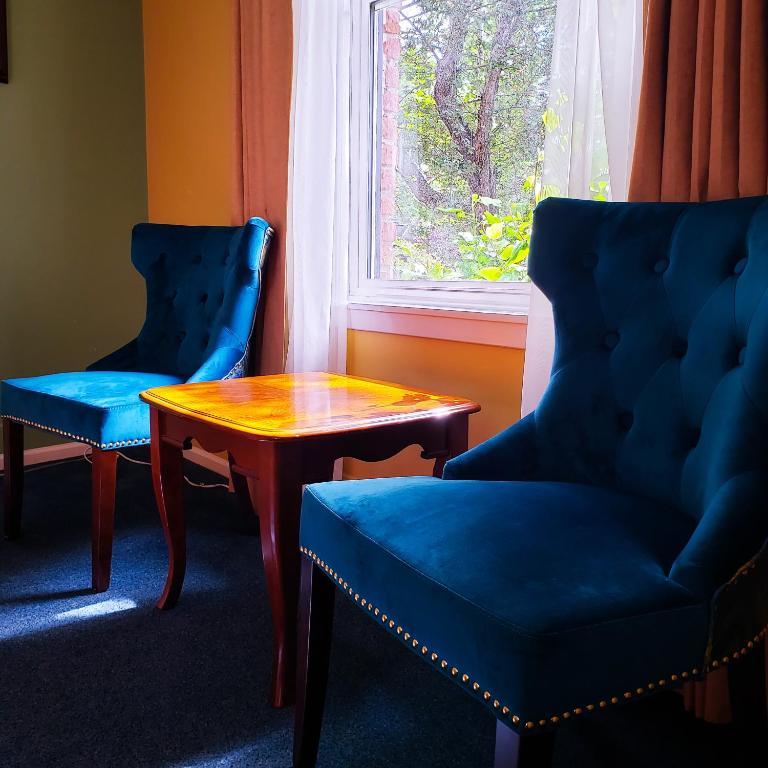 Posezení v ubytování James Bay Inn Hotel, Suites & Cottage