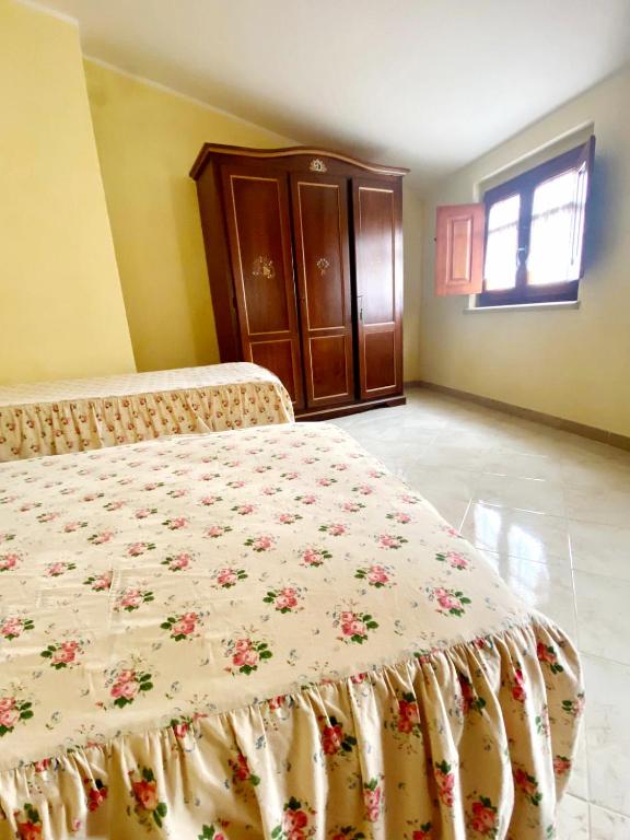 Postel nebo postele na pokoji v ubytování Casa De Ajala - B&B de Charme in Antica Dimora totalmente ristrutturata e dotata di tutti i confort Bagni privati Spazio living Patio esterno Ambienti climatizzati Degustazioni prodotti locali