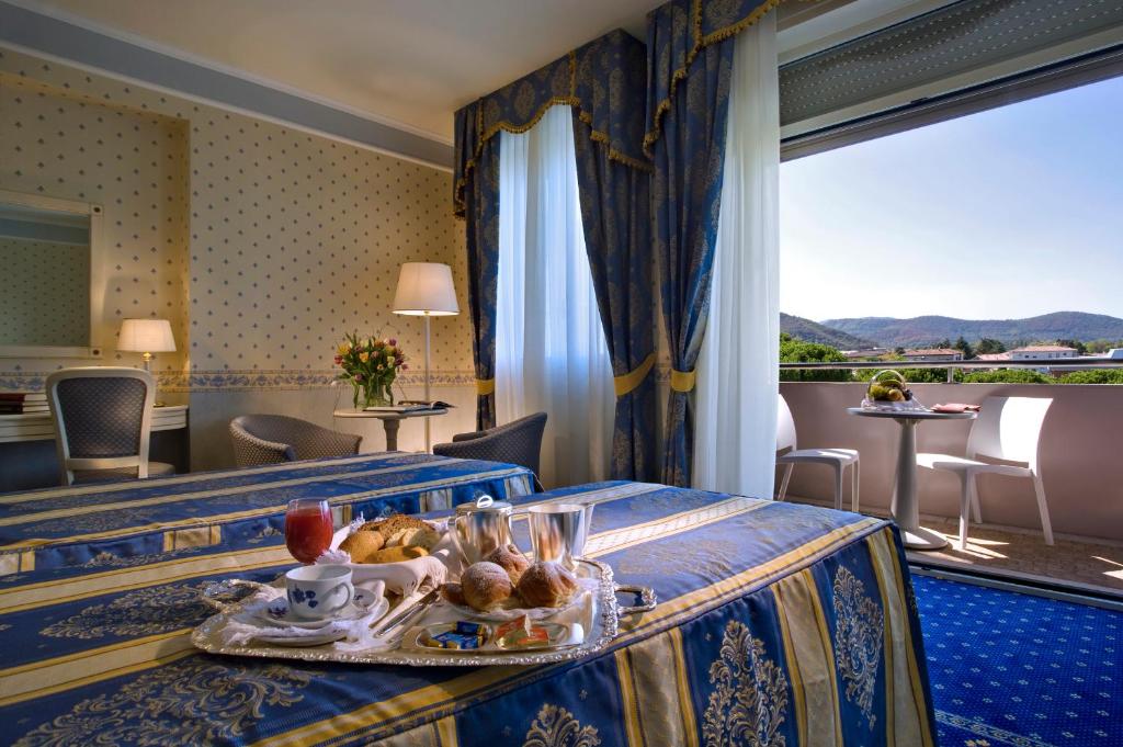 Nespecifikovaný výhled na hory nebo výhled na hory při pohledu z hotelu