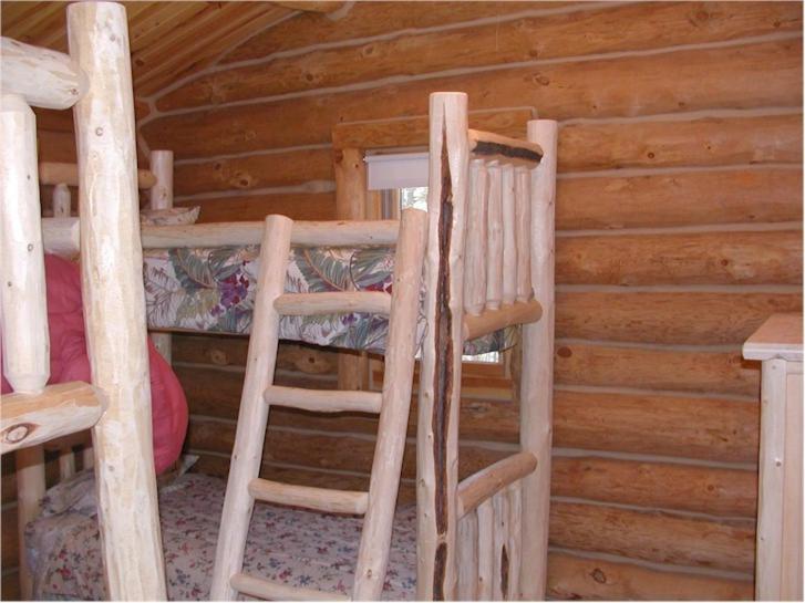 Palanda nebo palandy na pokoji v ubytování Trails End Lodge