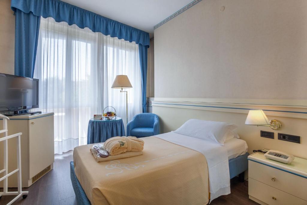 Postel nebo postele na pokoji v ubytování Hotel Bristol Buja