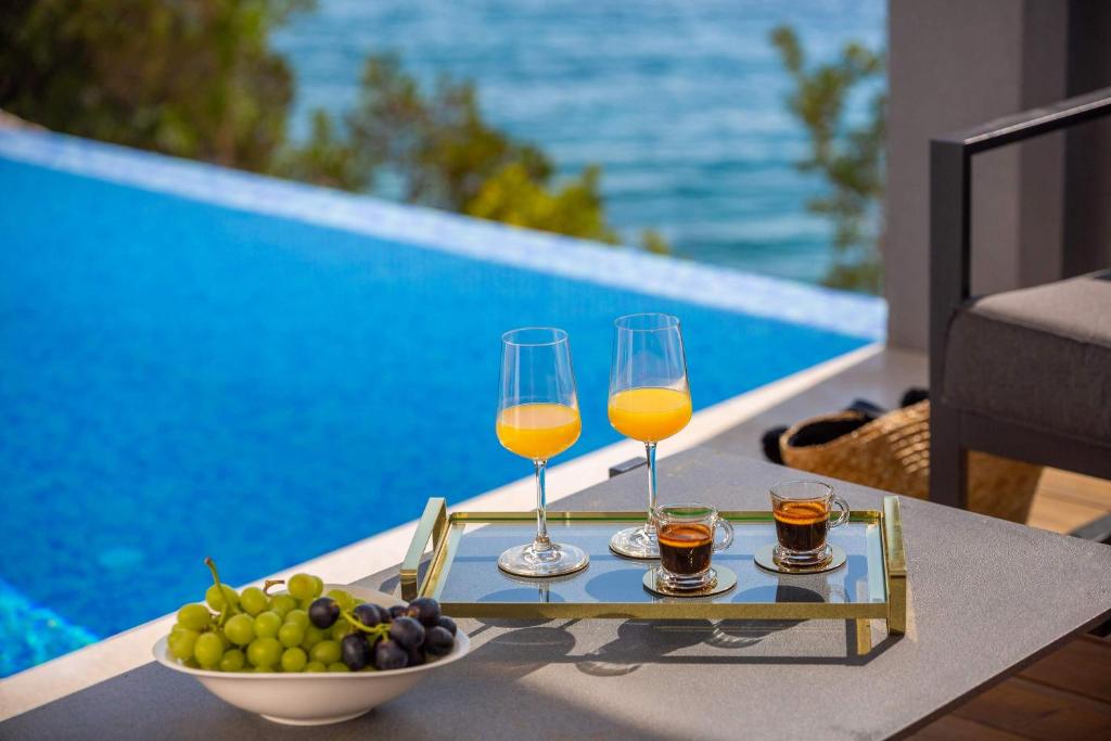 Nápoje v ubytovaní Beachfront Villa Extravaganza with Infinity Pool