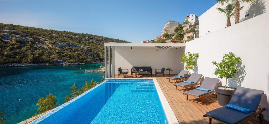 Bazén v ubytovaní Beachfront Villa Extravaganza with Infinity Pool alebo v jeho blízkosti