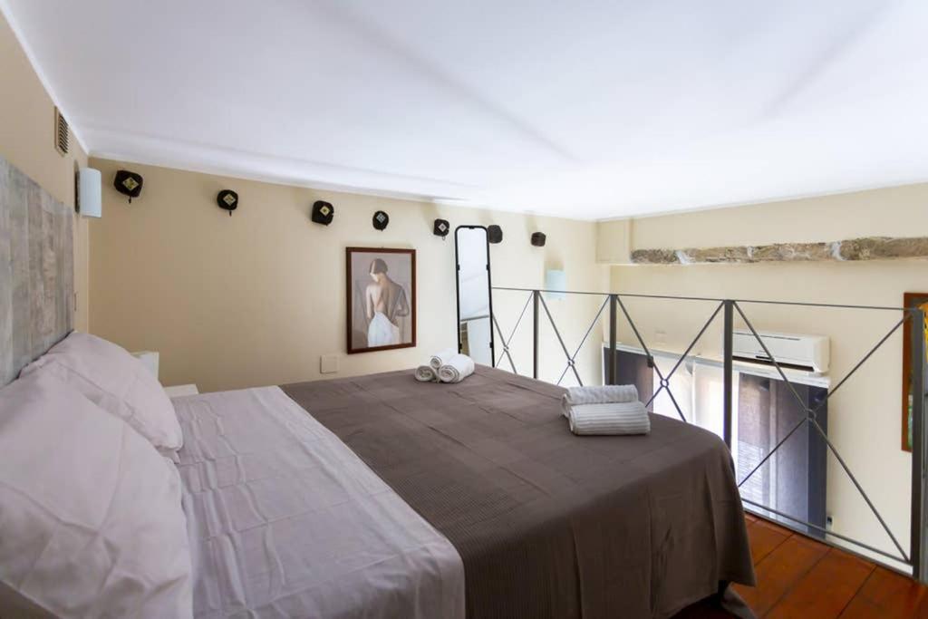 1 dormitorio con 1 cama grande en una habitación en Da Mari e Paolo en Palermo