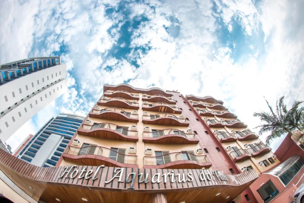 ein hohes Gebäude vor einem wolkigen Himmel in der Unterkunft Hotel Aquarius do Vale in São José dos Campos