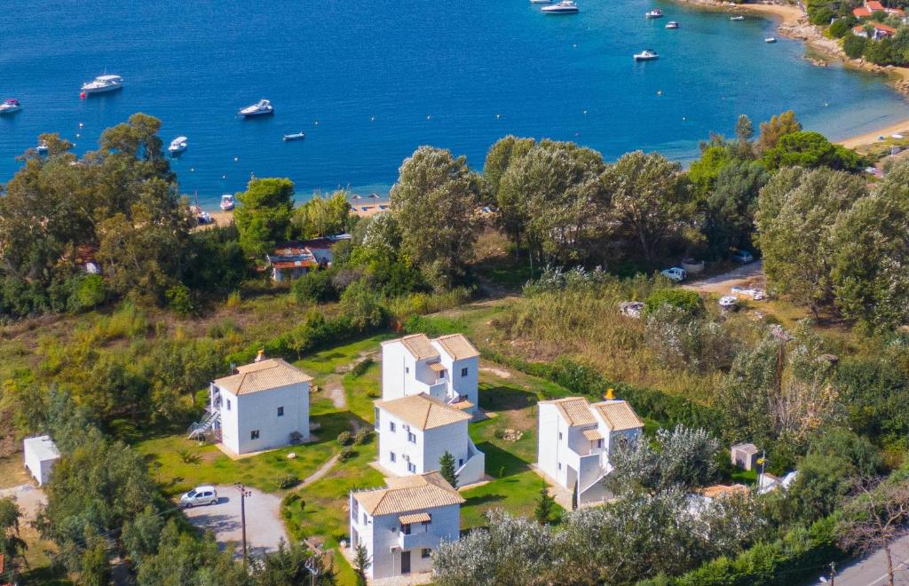 z góry widok na dom na wzgórzu nad wodą w obiekcie Kleopatra Villas - Seaside Suites w mieście Kolios
