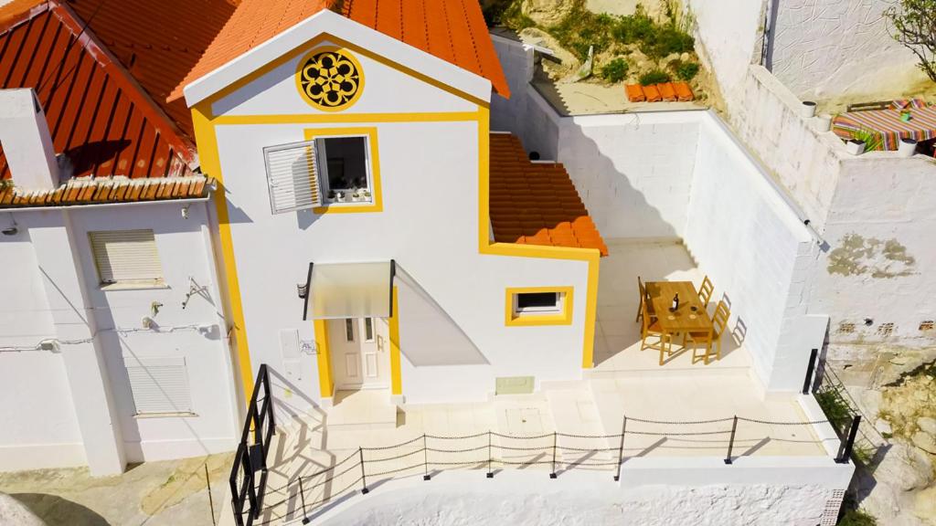 an overhead view of a building with a table and chairs at Casinha da Encosta in Alenquer