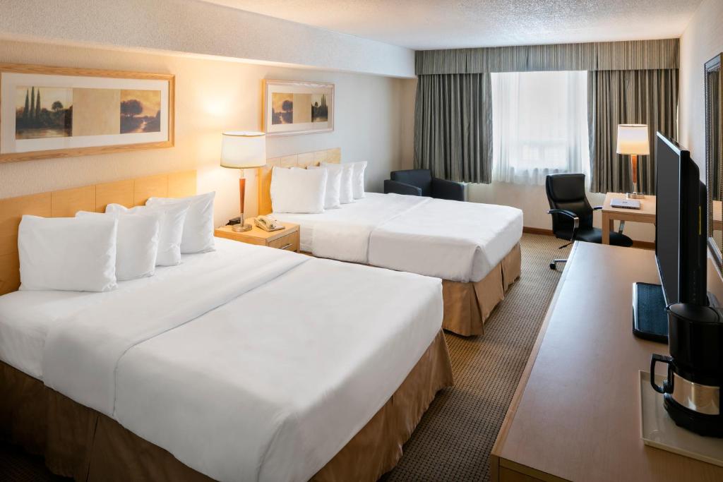 Postel nebo postele na pokoji v ubytování Quality Inn and Suites Montreal East