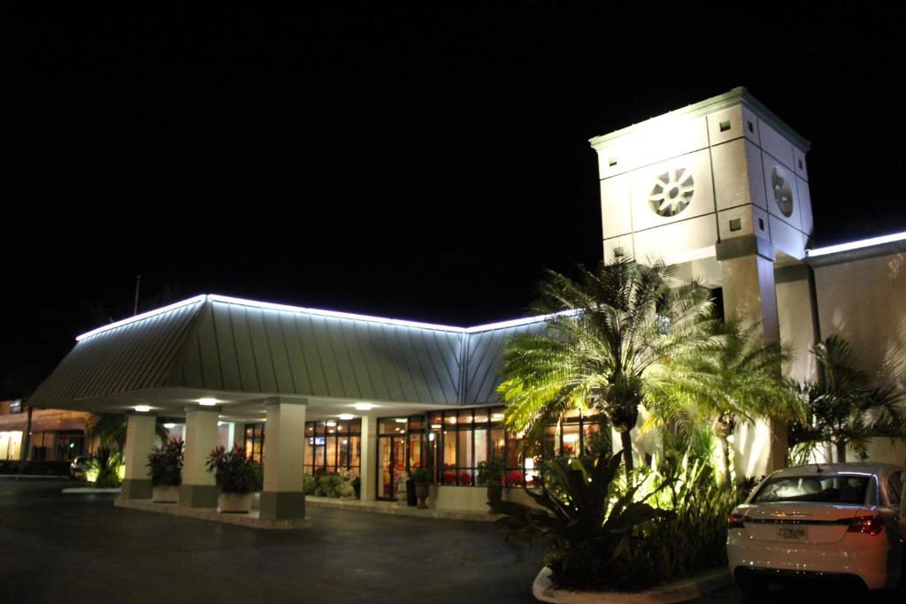 duży budynek z wieżą zegarową w nocy w obiekcie Floridian Hotel w mieście Homestead