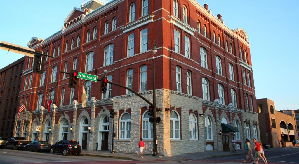 un bâtiment en brique rouge situé dans une rue avec un feu de circulation dans l'établissement Hotel Indigo Savannah Historic District, an IHG Hotel, à Savannah