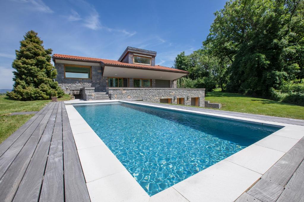 una piscina di fronte a una casa di La villa M Évian a Publier