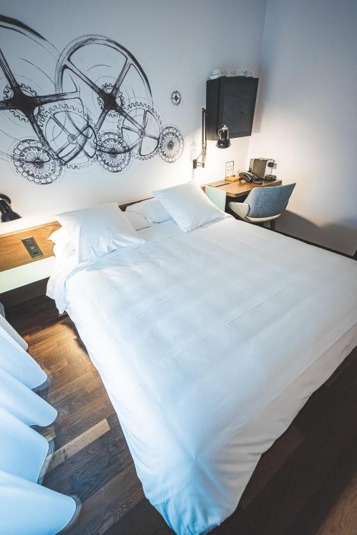Posteľ alebo postele v izbe v ubytovaní Hotel Bernina Geneva