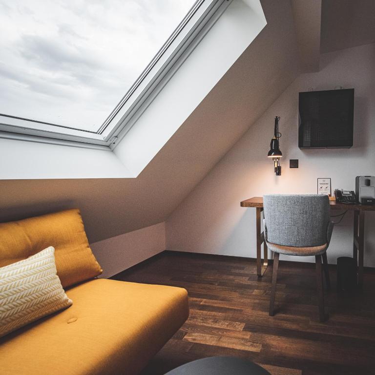 Televízia a/alebo spoločenská miestnosť v ubytovaní Hotel Bernina Geneva