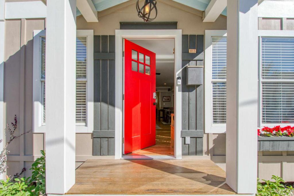 une porte rouge sur une maison avec fenêtres dans l'établissement 1 Fletcher Ln, à Saint Augustine