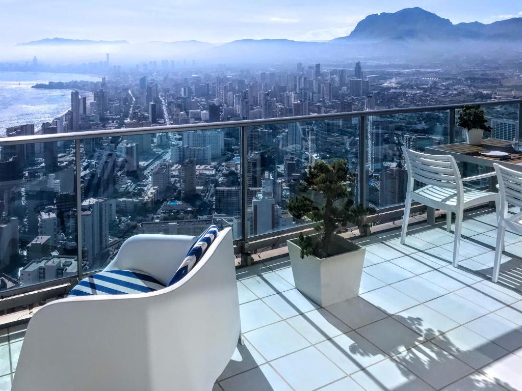 Balkon atau teras di Luxury Design Apartment on the 41st Floor - Breathtaking Views