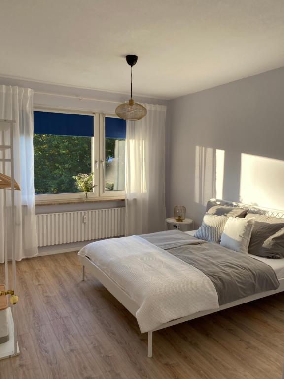 een slaapkamer met een groot bed en een raam bij Gemütliche Ferienwohnung für bis zu 6 Personen im Stadtzentrum in Bremerhaven