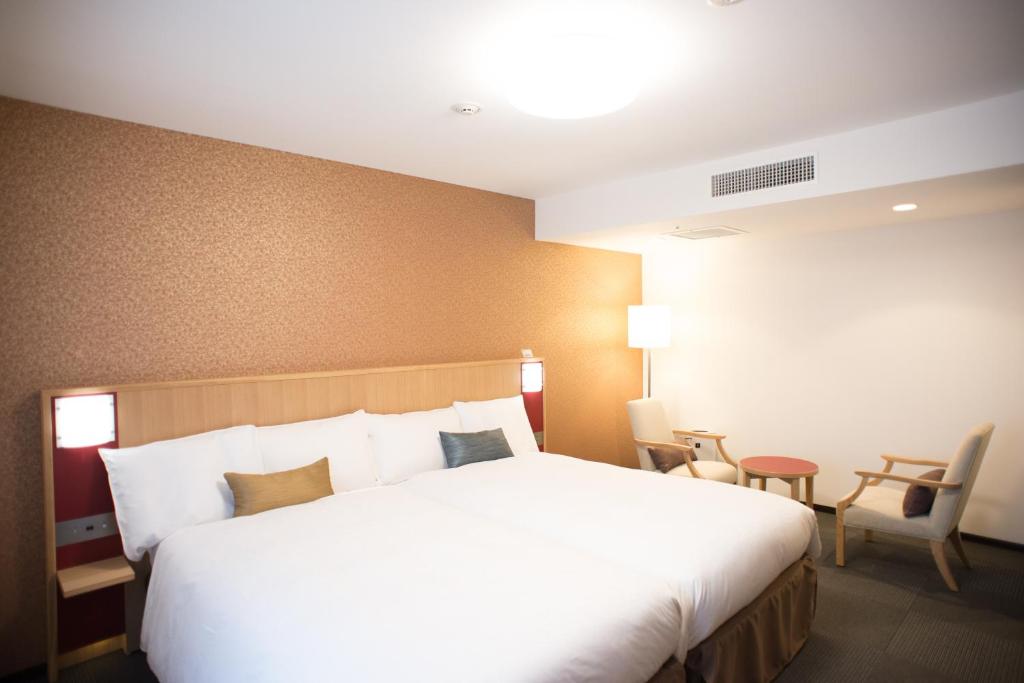 Postel nebo postele na pokoji v ubytování Hotel The West Hills Mito