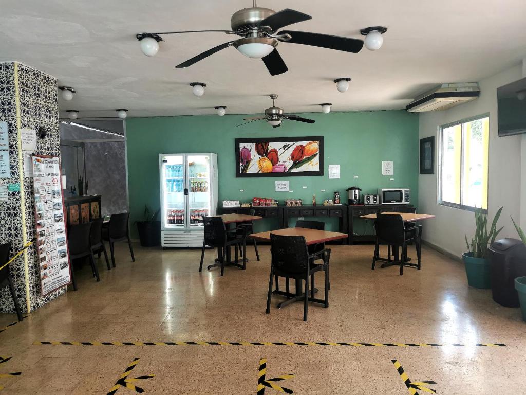 TV a/nebo společenská místnost v ubytování Hotel Las Dalias Inn