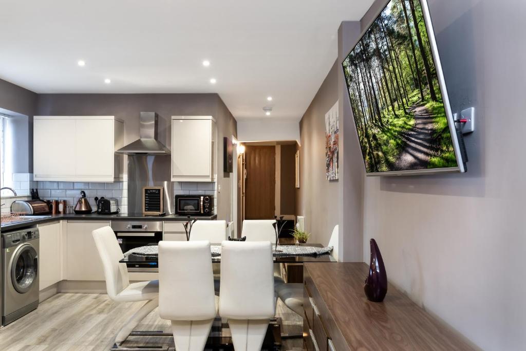 a kitchen and dining room with a table and chairs at Darlington Town Centre Apartments free parking and Wi-Fi in Darlington