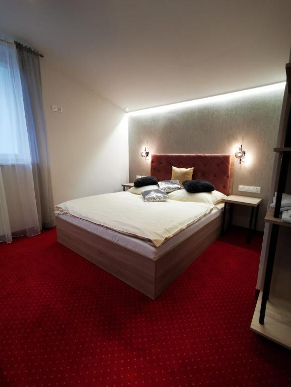 Posteľ alebo postele v izbe v ubytovaní Noclegi Pod Borem