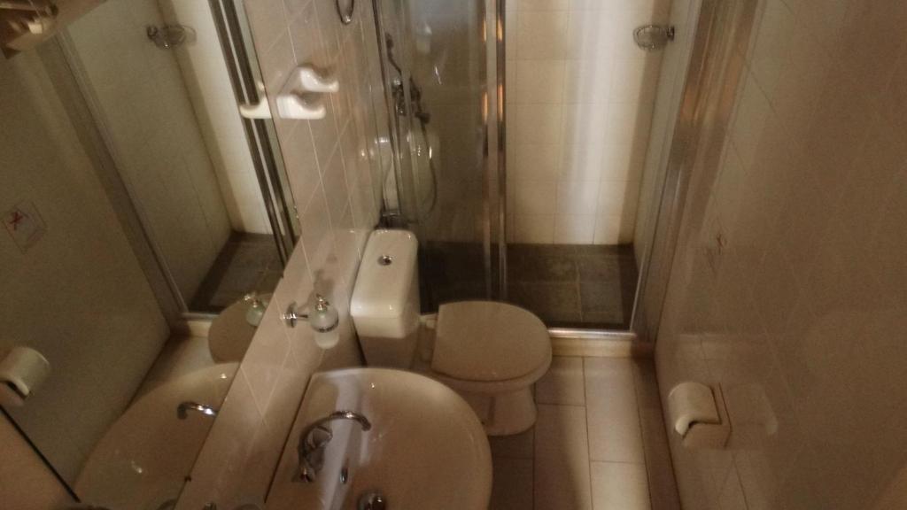 Koupelna v ubytování Akrotainaritis Rooms