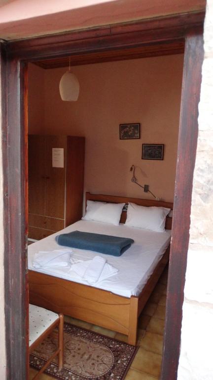 Postel nebo postele na pokoji v ubytování Akrotainaritis Rooms