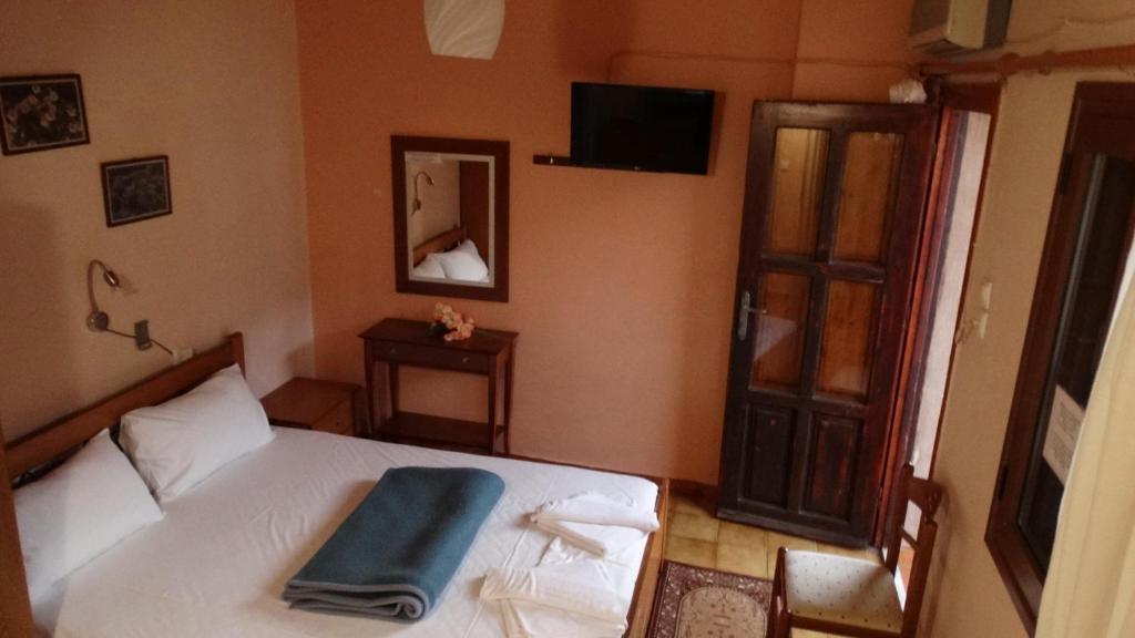 Postel nebo postele na pokoji v ubytování Akrotainaritis Rooms