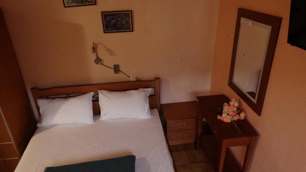 Postel nebo postele na pokoji v ubytování Akrotainaritis Rooms
