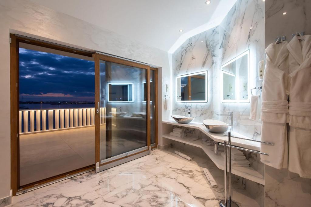 Ένα μπάνιο στο Suites Kod Guste