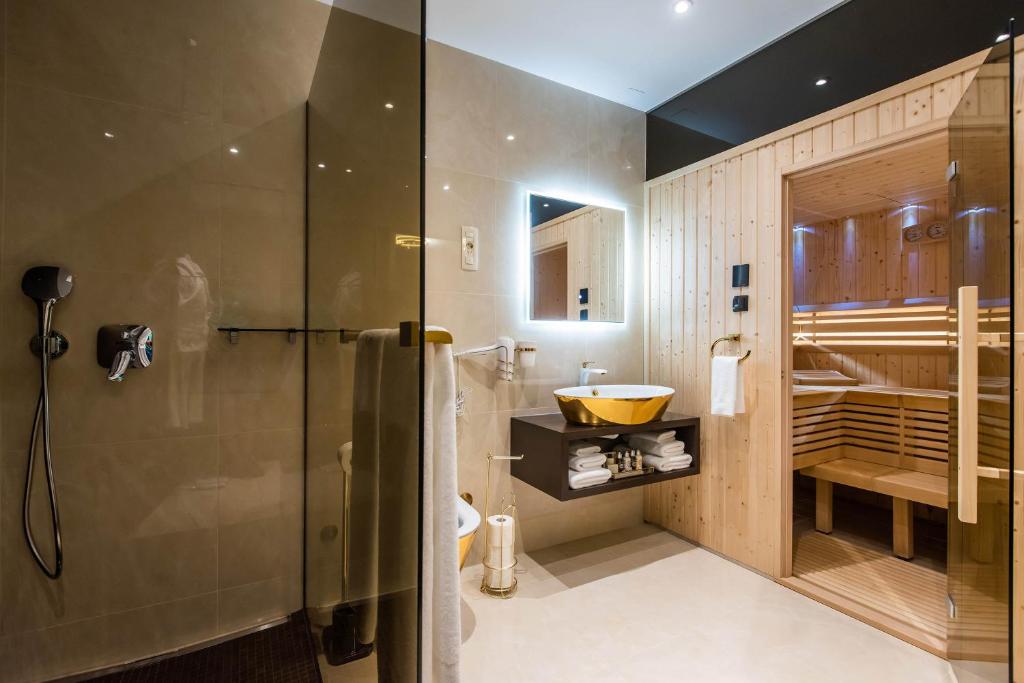 Ένα μπάνιο στο Suites Kod Guste