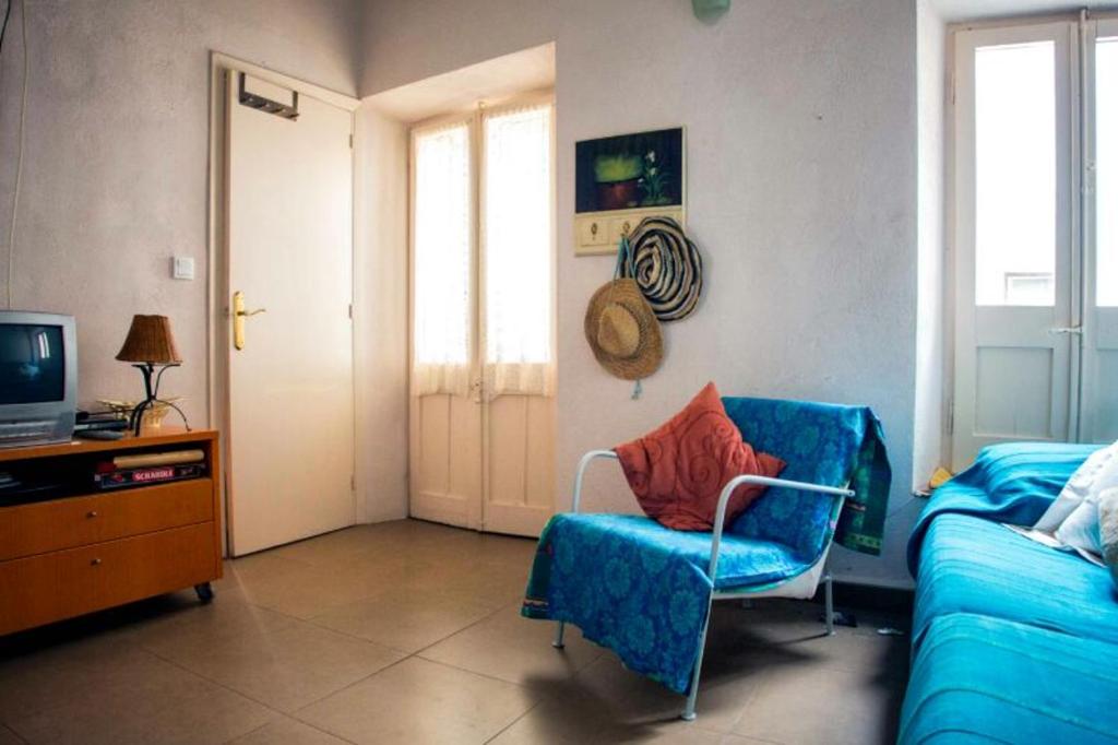 a living room with a couch and a chair at Apartamento Mestre Caballero in L'Ametlla de Mar