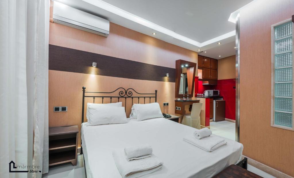 Una cama o camas en una habitación de NOHO Boutique Koukaki , premium living