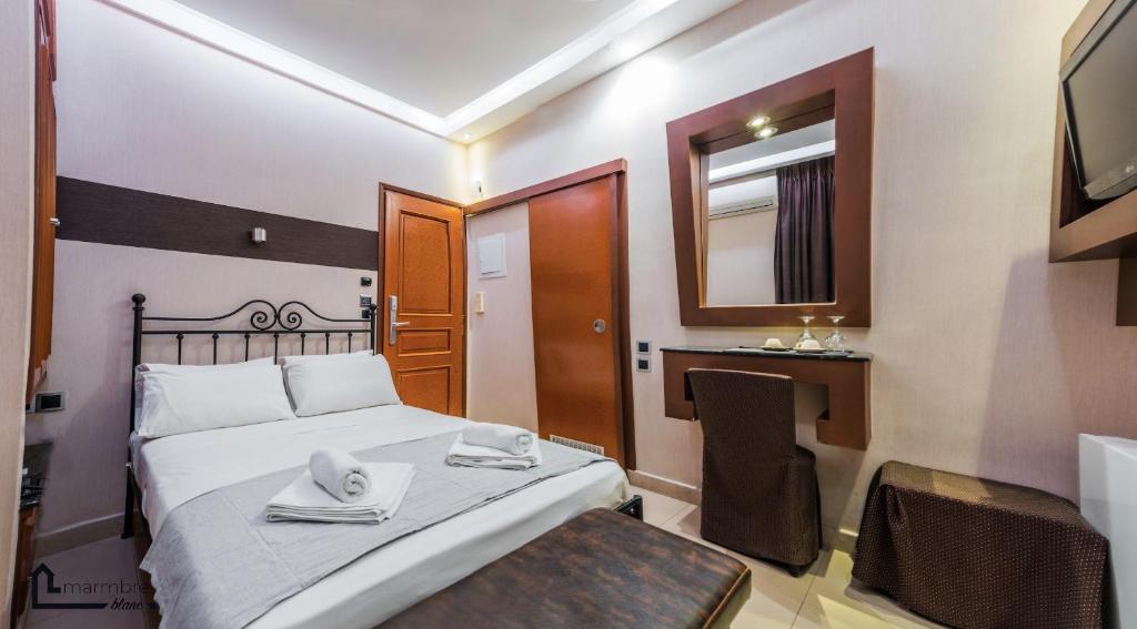Postel nebo postele na pokoji v ubytování NOHO Boutique Koukaki , premium living